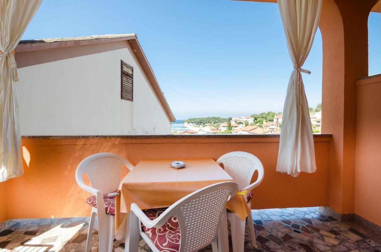 Apartments Mirjana B Лопар Екстериор снимка