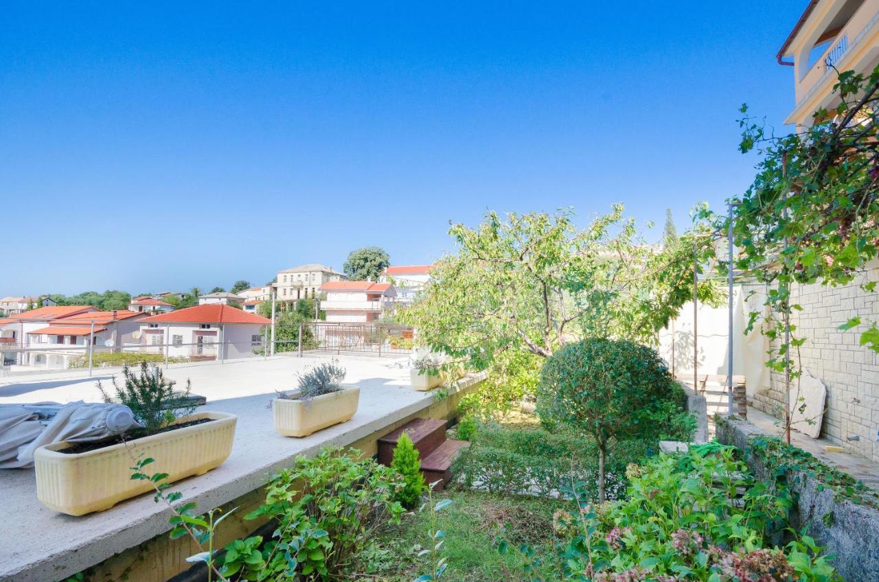 Apartments Mirjana B Лопар Екстериор снимка