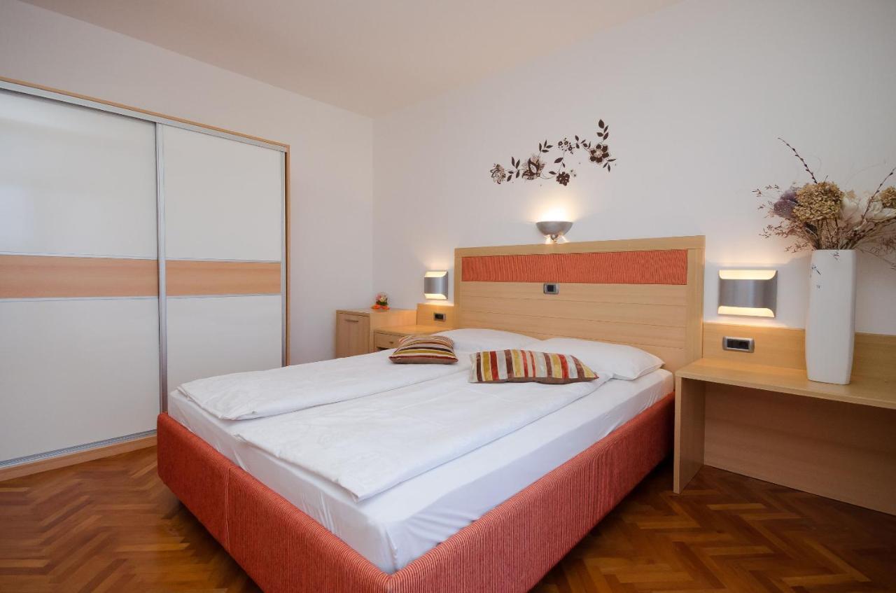 Apartments Mirjana B Лопар Екстериор снимка